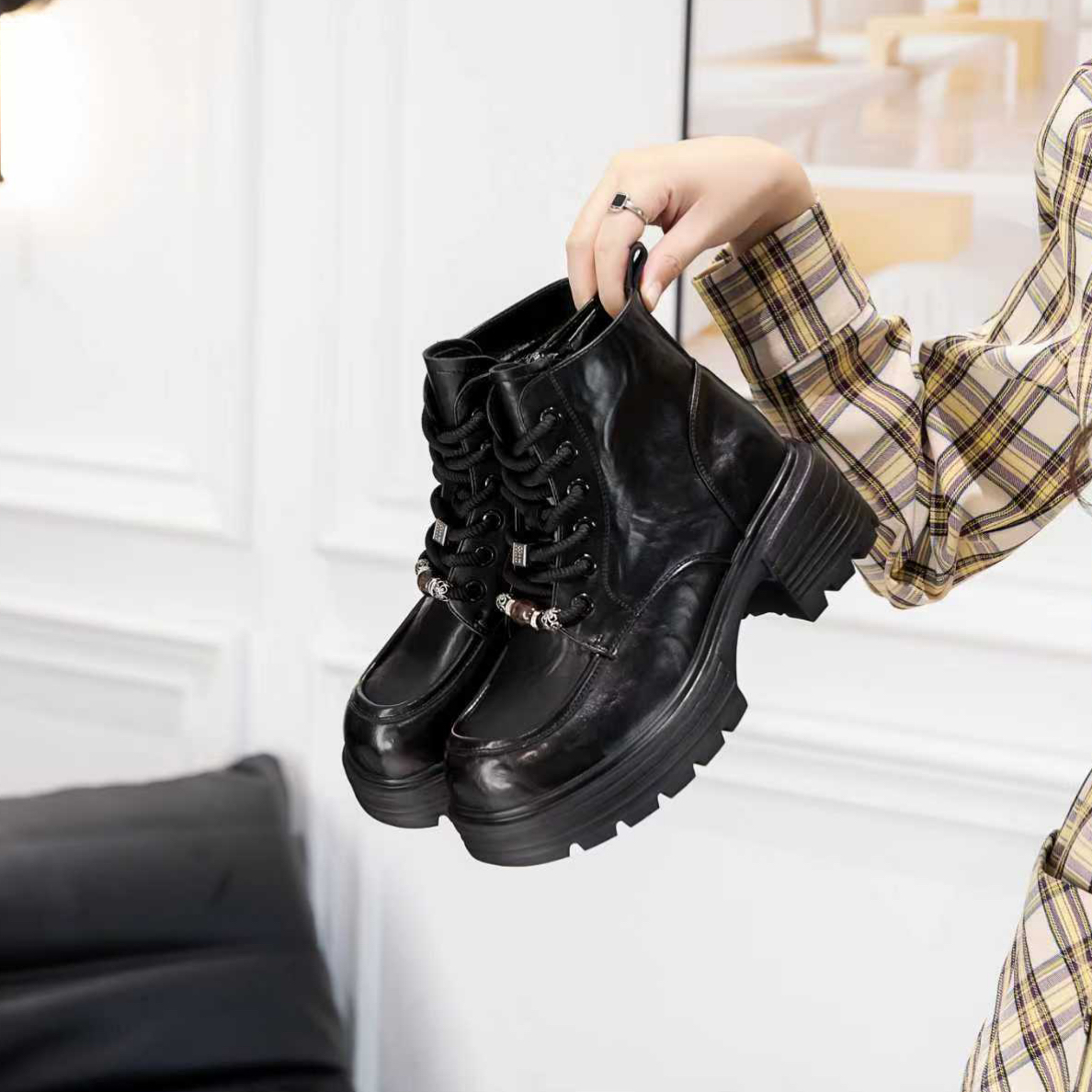 大趾王马丁靴女2025冬季加绒增高串珠民族风短靴厚底鞋子35532