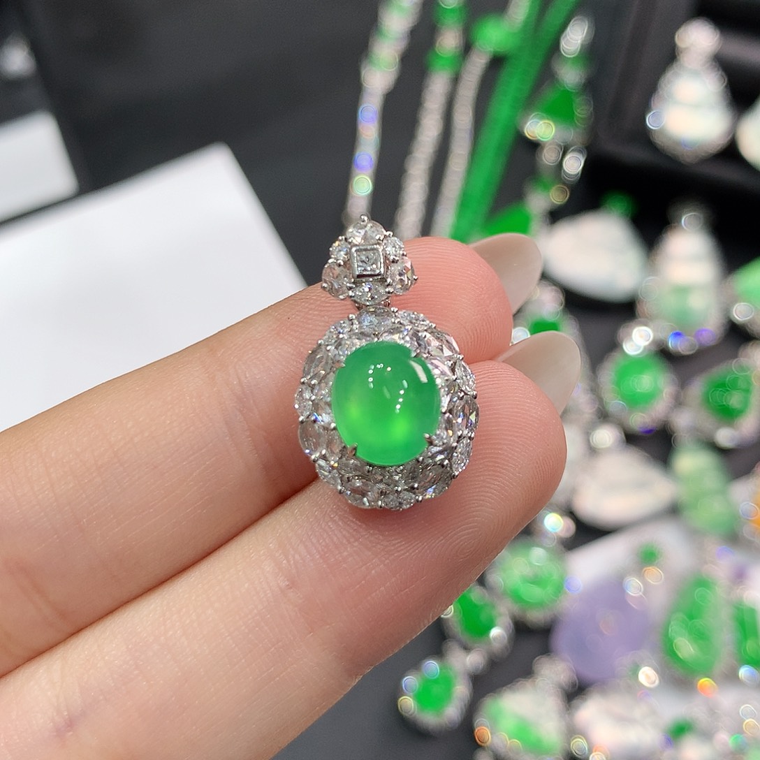 4***笑翡翠18K金镶嵌颈饰木那玻璃冰甜绿蛋面 48小时鉴赏期