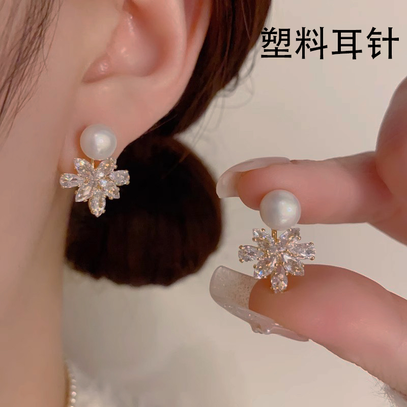 合金仿珍珠耳饰 塑料针轻奢锆石枫叶耳钉女仿珍珠耳环新耳洞耳饰