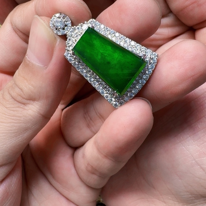 翡翠未镶嵌颈饰天然A货翡翠放漏