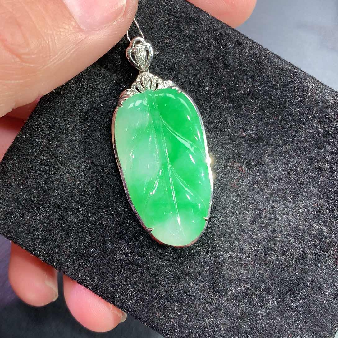 翡翠吊坠(赠链)18K金镶嵌