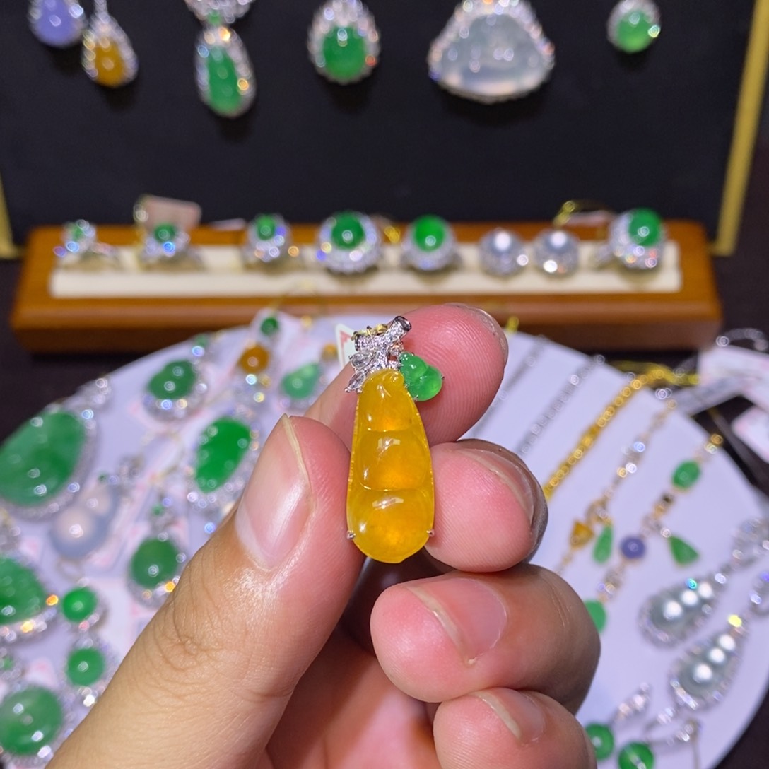 【闪购商品】颈饰18K金镶嵌翡翠