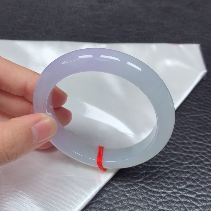 翡翠手镯未镶嵌。