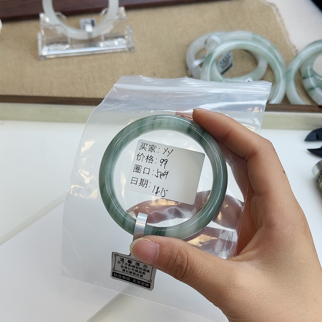 y***y石英质玉未镶嵌手镯