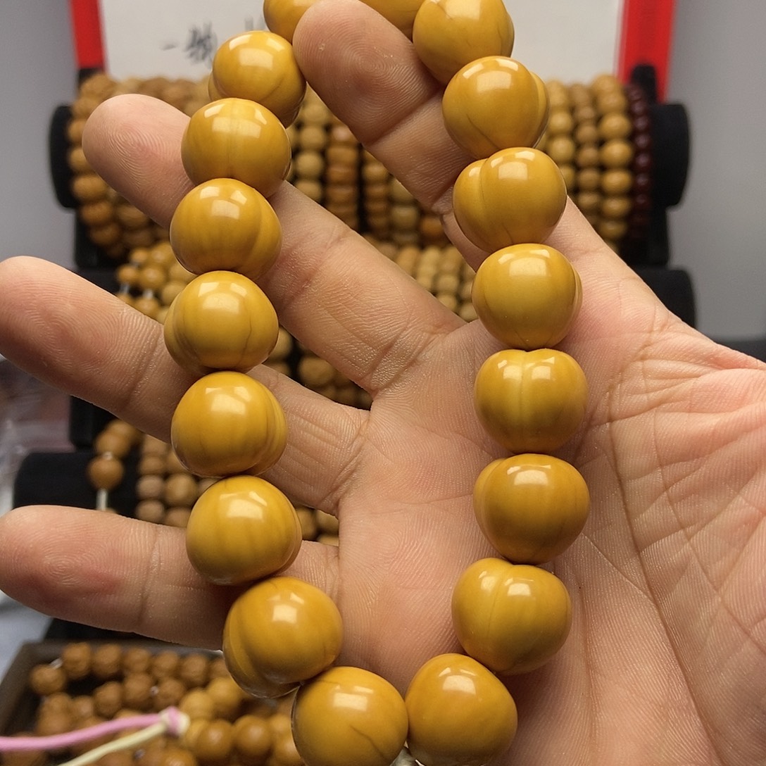 是****手串猴头核桃猴头手串，屁桃微瑕一条