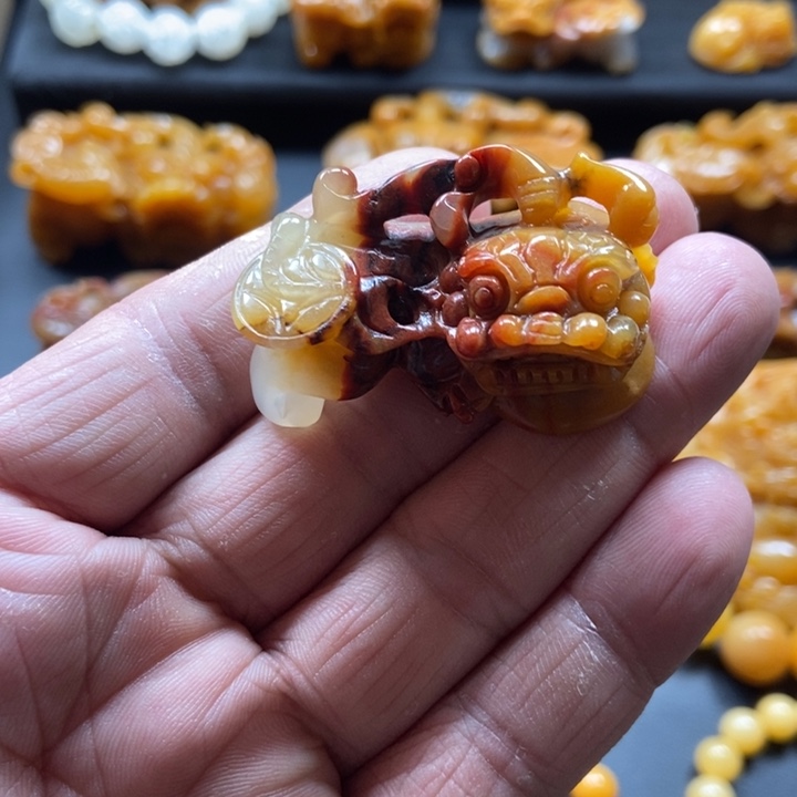 石英质玉（黄龙玉）未镶嵌颈饰