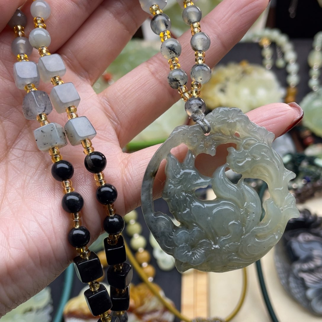 蛇纹石玉颈饰未镶嵌