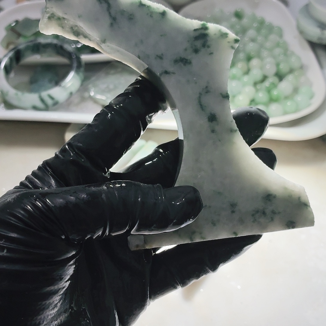 翡翠未镶嵌颈饰边角料