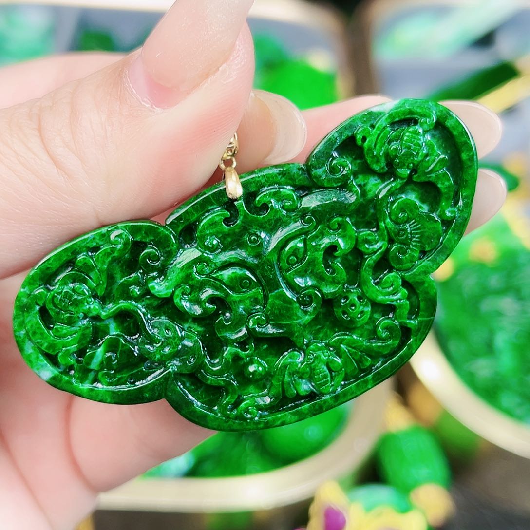 翡翠颈饰18K金镶嵌吊坠