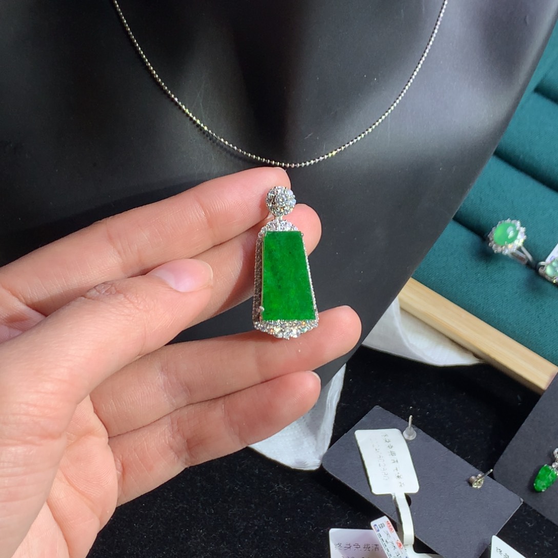 翡翠颈饰银S925镶嵌天然翡翠