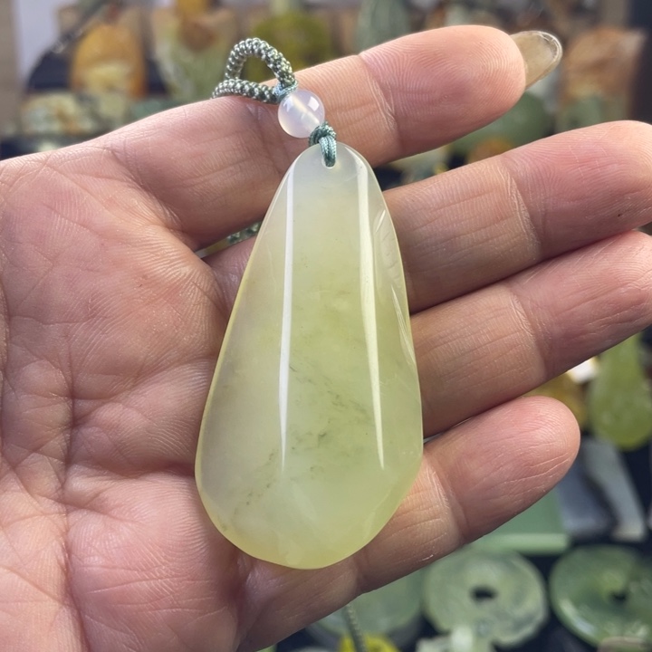 蛇纹石玉颈饰合金