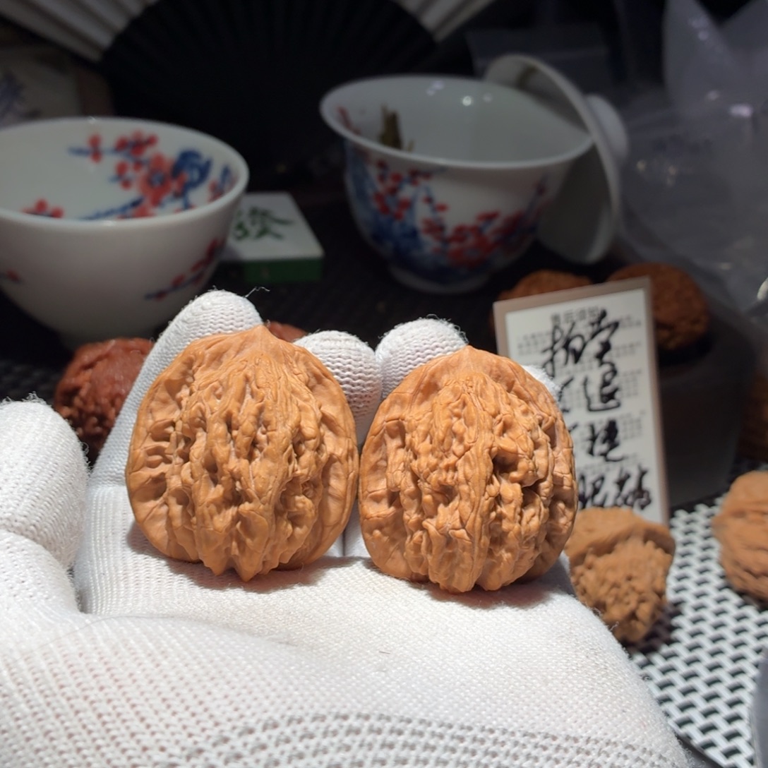 文玩核桃吊坠虎头