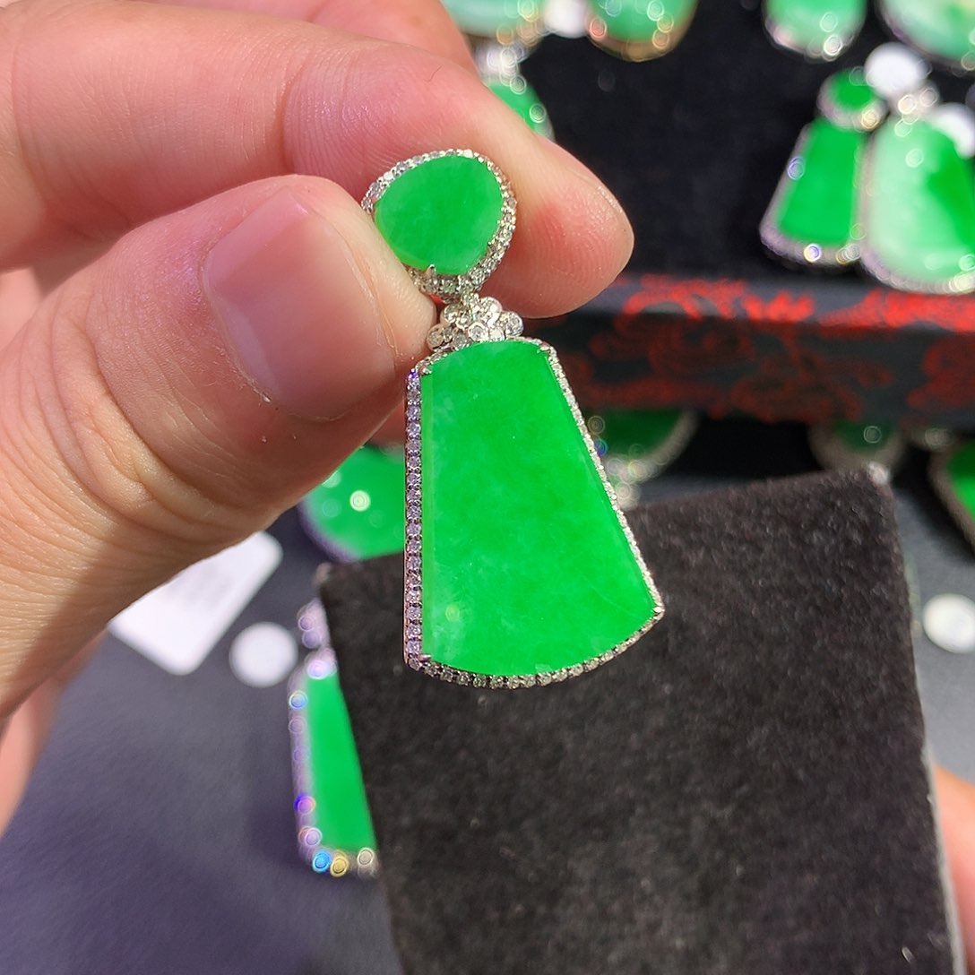 翡翠吊坠(赠链)18K金镶嵌