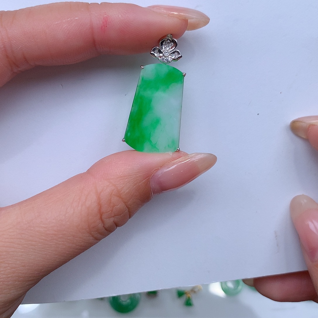 翡翠颈饰18K金镶嵌无事牌