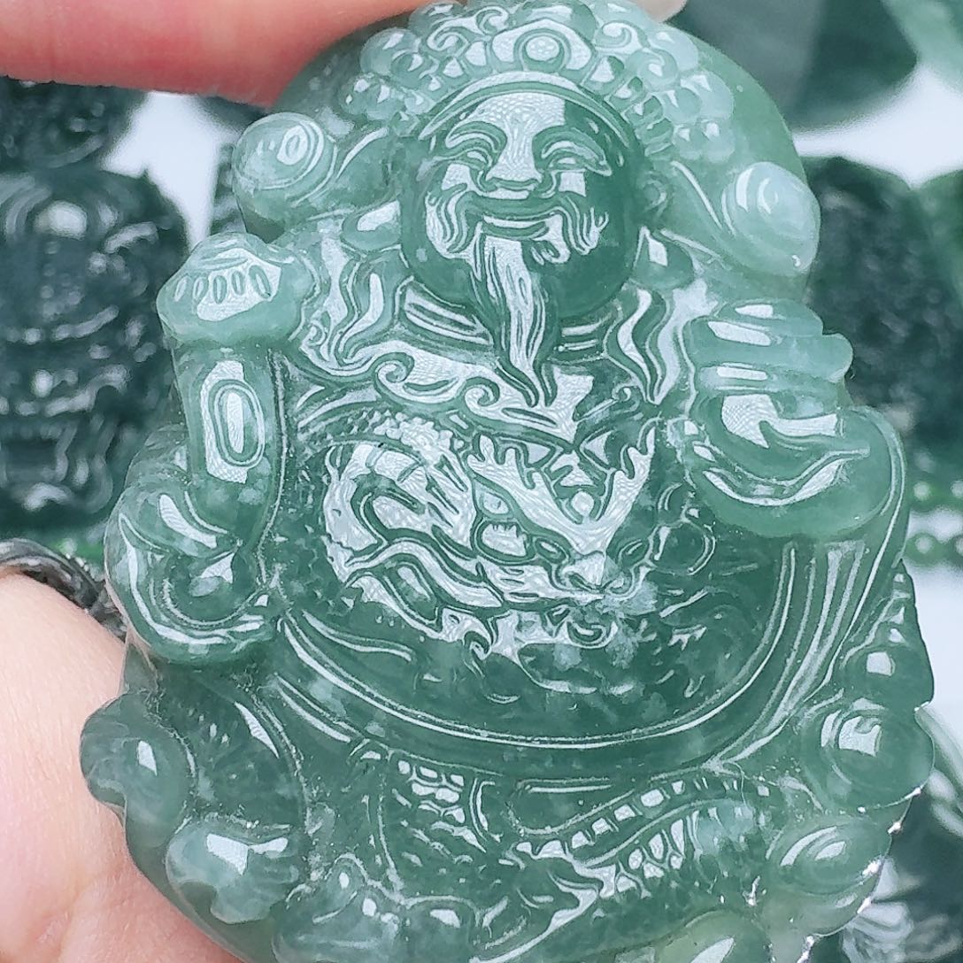 翡翠未镶嵌颈饰多样性发其一