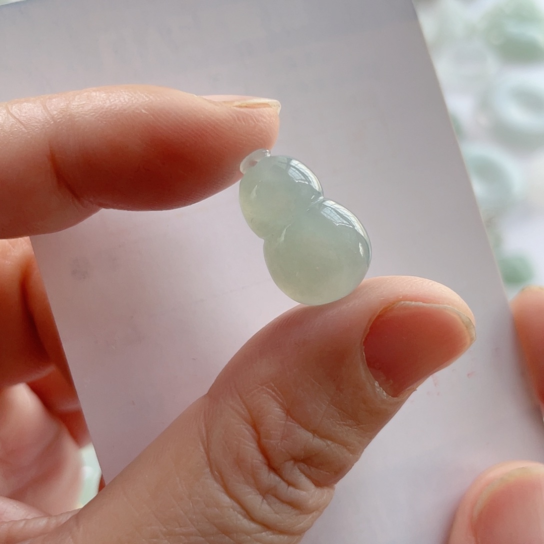 翡翠未镶嵌颈饰葫芦