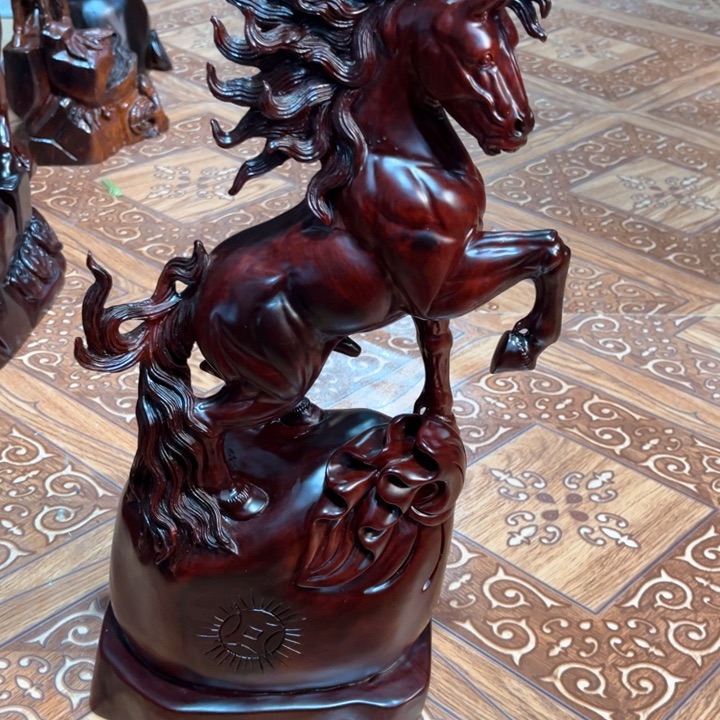 交趾黄檀（大红酸枝）阳**生马摆件