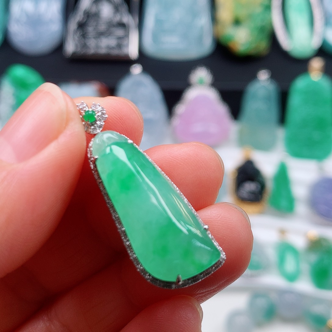 翡翠颈饰未镶嵌冰绿