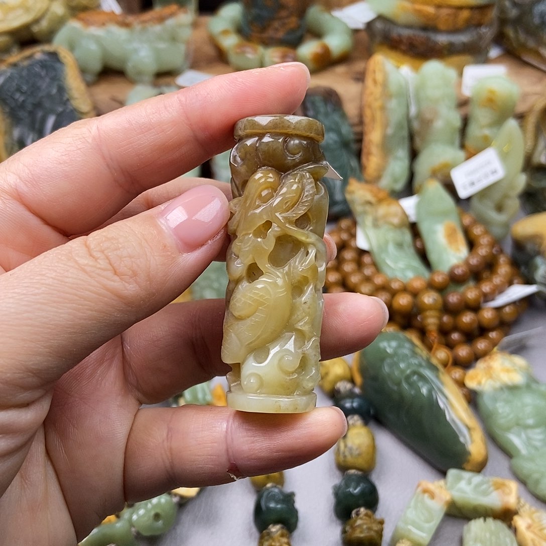 岫岩老玉（透闪石质玉）挂坠未镶嵌