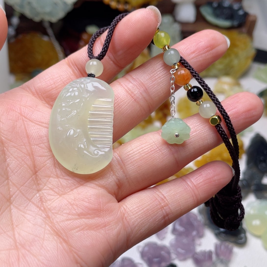 蛇纹石玉颈饰未镶嵌