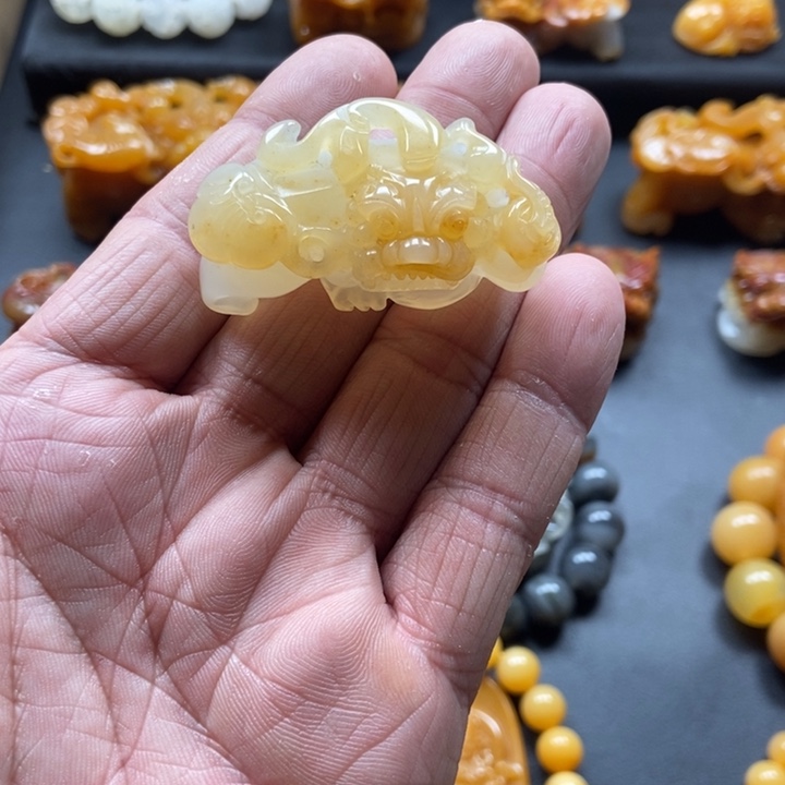 石英质玉（黄龙玉）未镶嵌颈饰