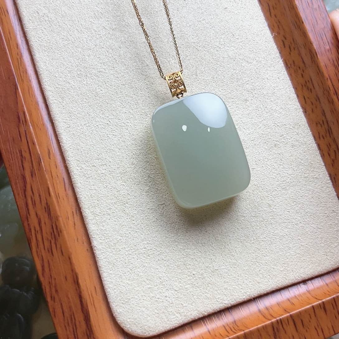 和田玉挂件18K金镶嵌