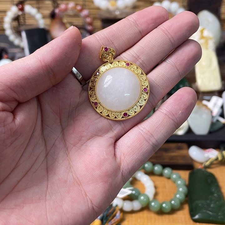 颈饰未镶嵌和田玉吊坠