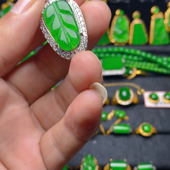 翡翠颈饰未镶嵌多****?