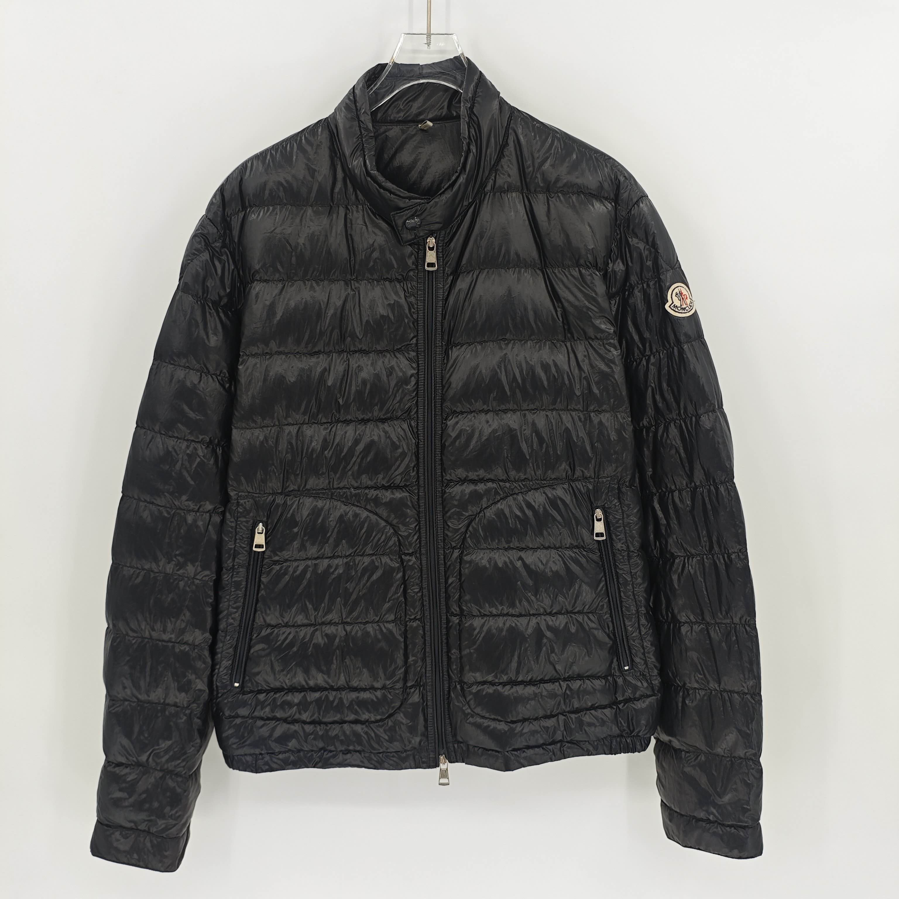 99新 MONCLER 蒙口 黑色轻薄款徽标刺绣羽绒服/2码/Sw24800