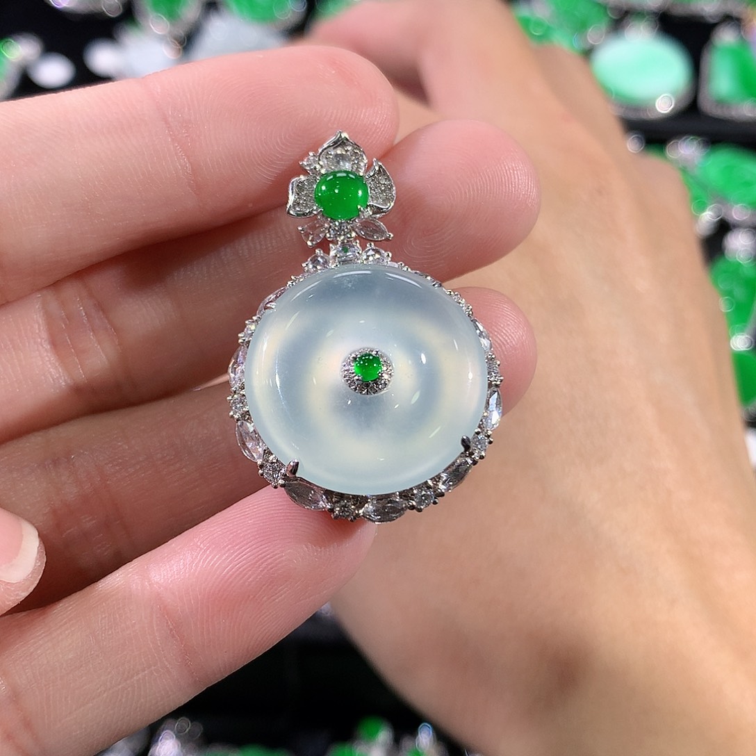 翡翠18K金镶嵌颈饰