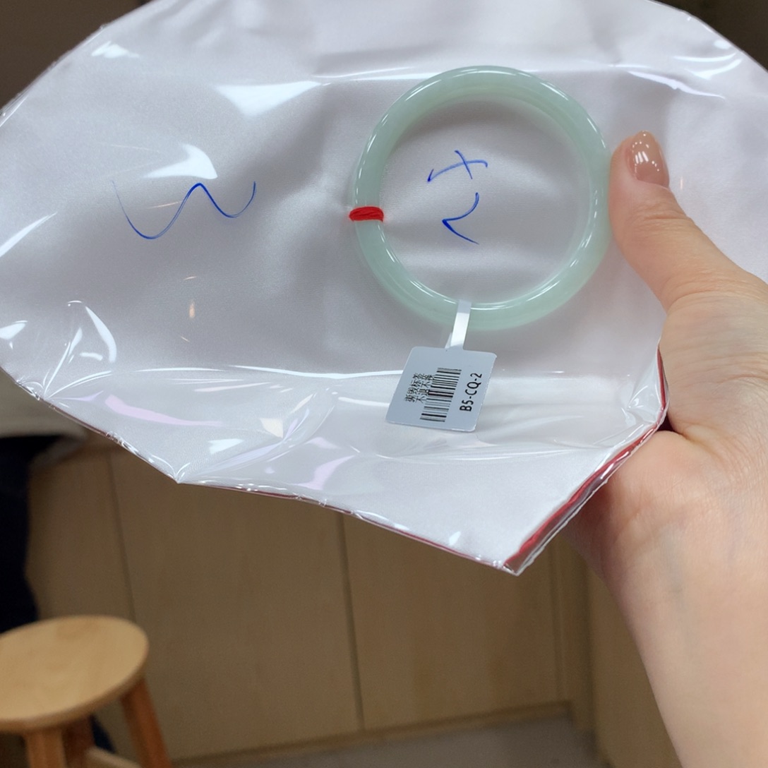 翡翠手镯未镶嵌不退不换