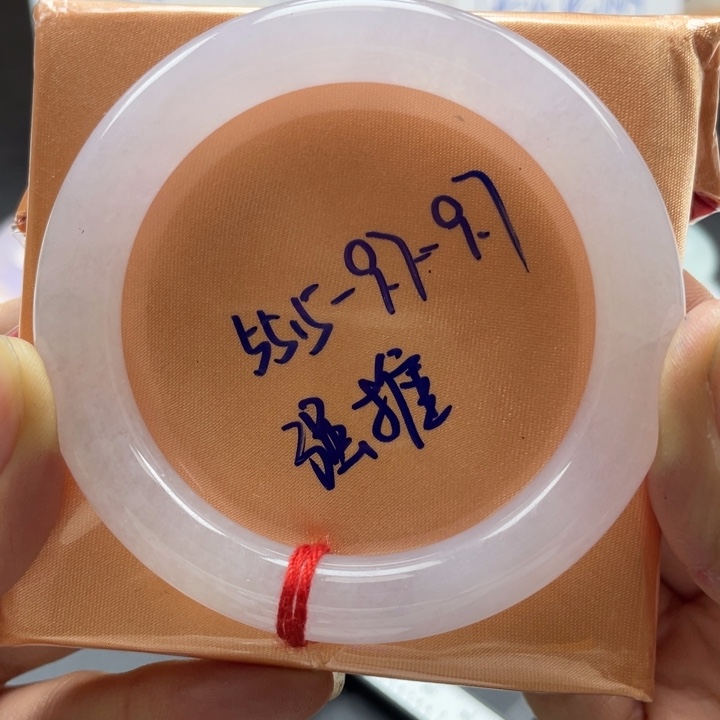 翡翠手镯未镶嵌翡翠