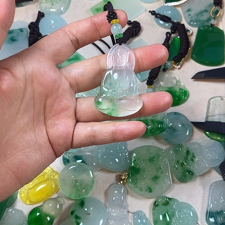 沐***云翡翠未镶嵌颈饰观音