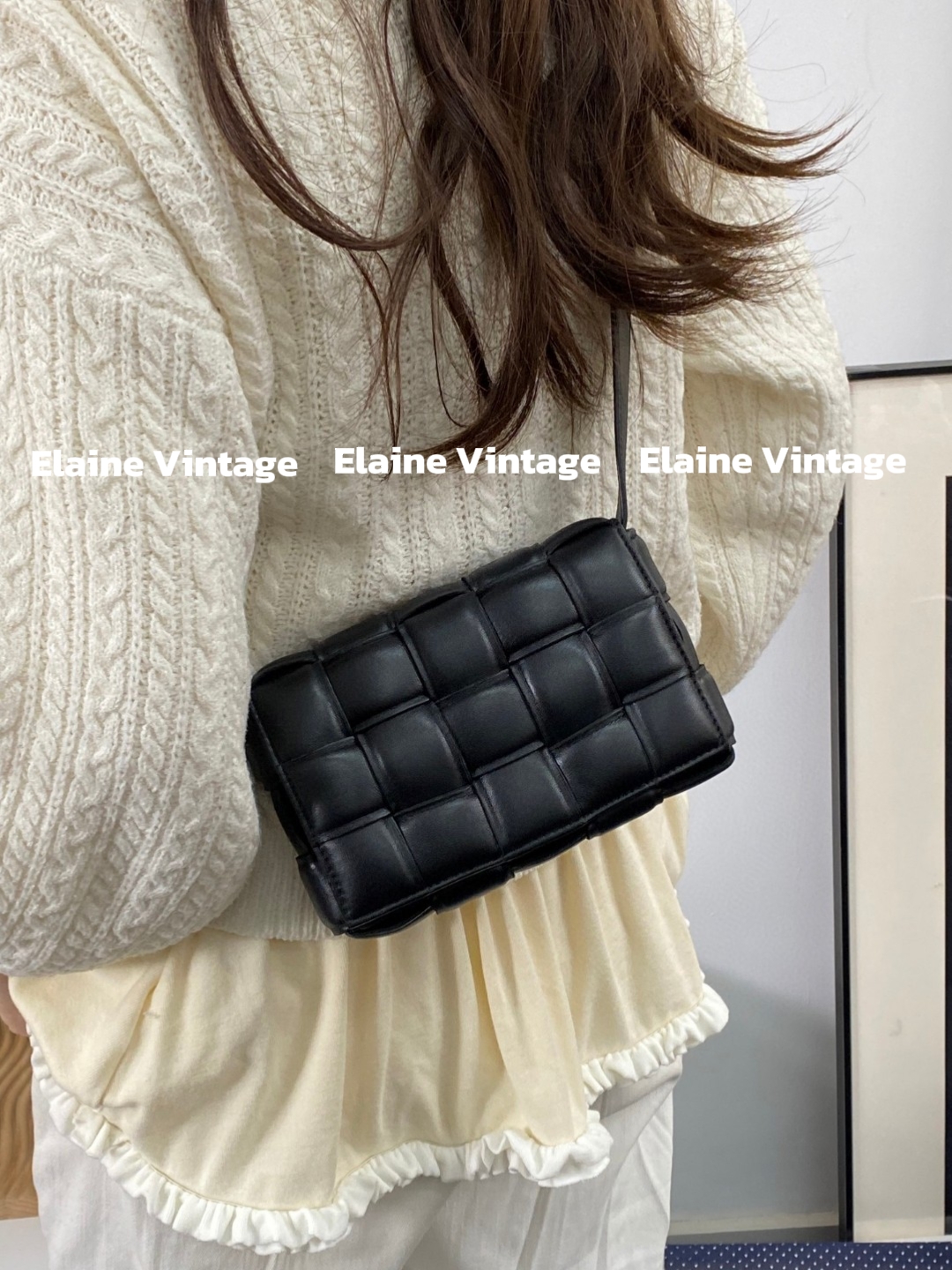 95新 BOTTEGA VENETA/葆蝶家 黑色15格枕头包cassette小号（19cm）