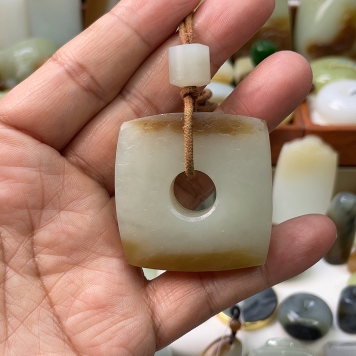 和田玉未镶嵌颈饰