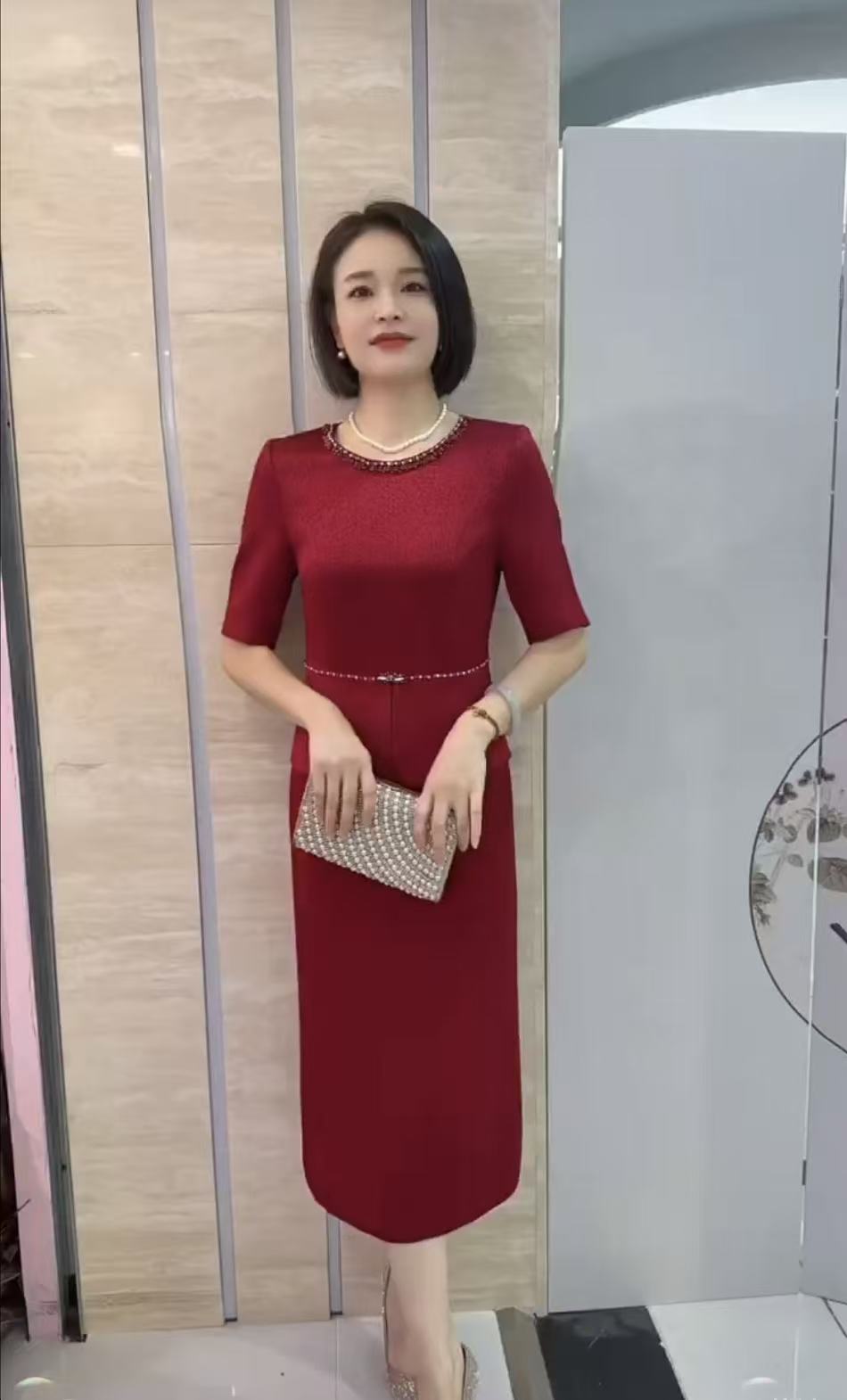 洋气短裙摆蕾丝礼服纯色机绣修身网红中长裙袖31