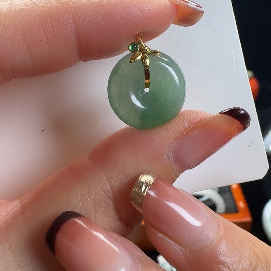 翡翠18K金镶嵌颈饰18K镶嵌翡翠吊坠