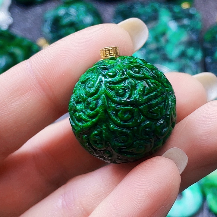 翡翠18K金镶嵌颈饰