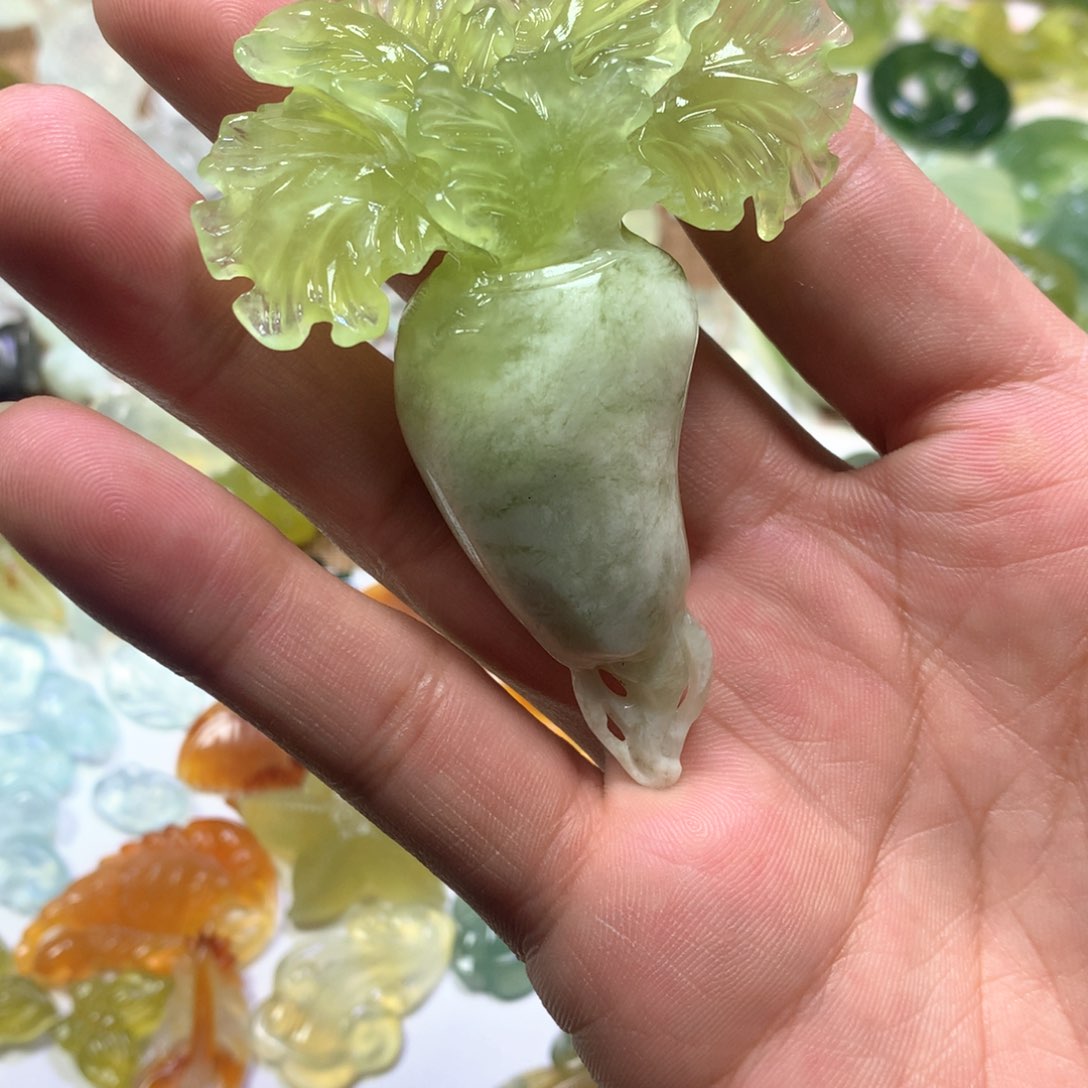 岫玉颈饰未镶嵌大萝卜