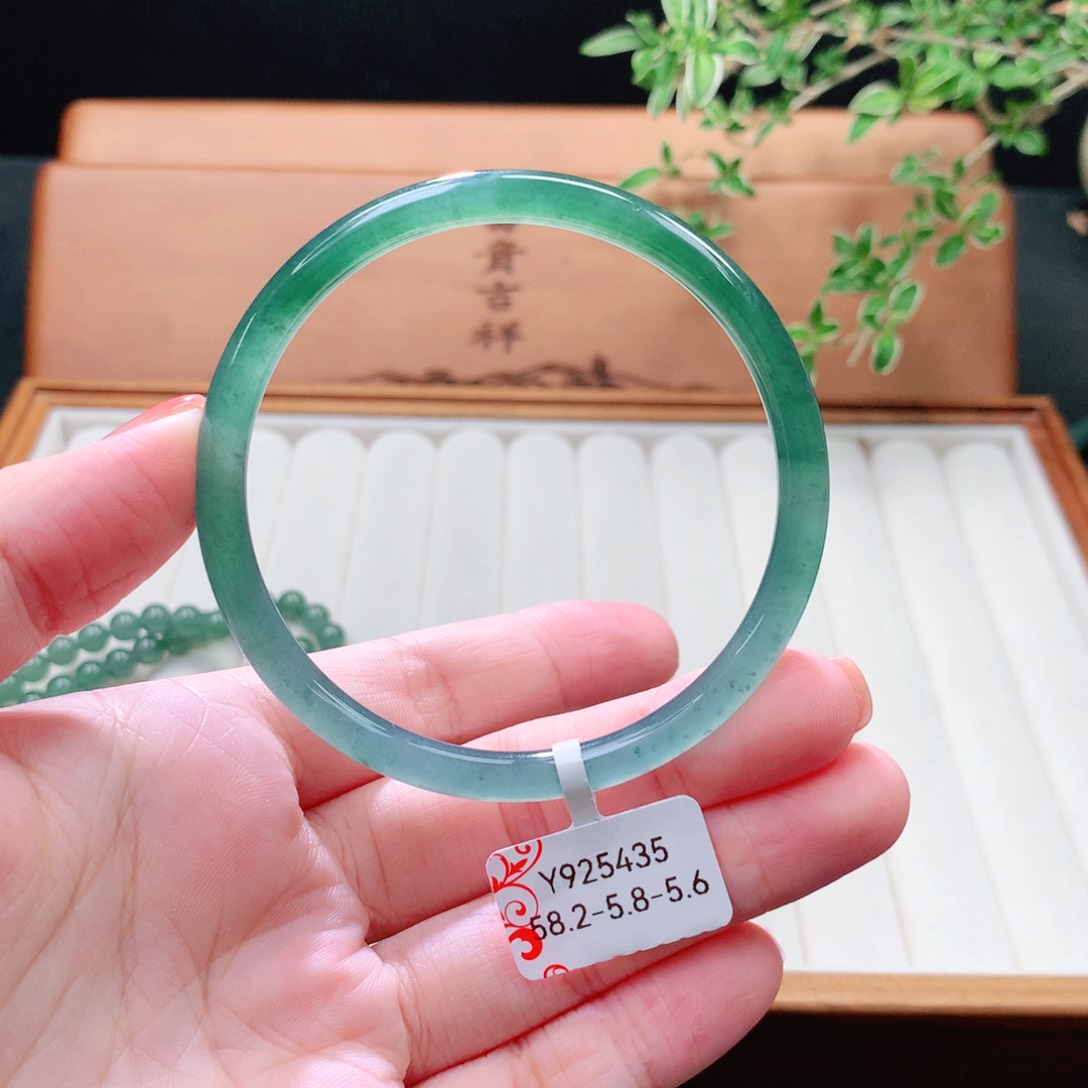 未镶嵌手镯（圆镯）翡翠