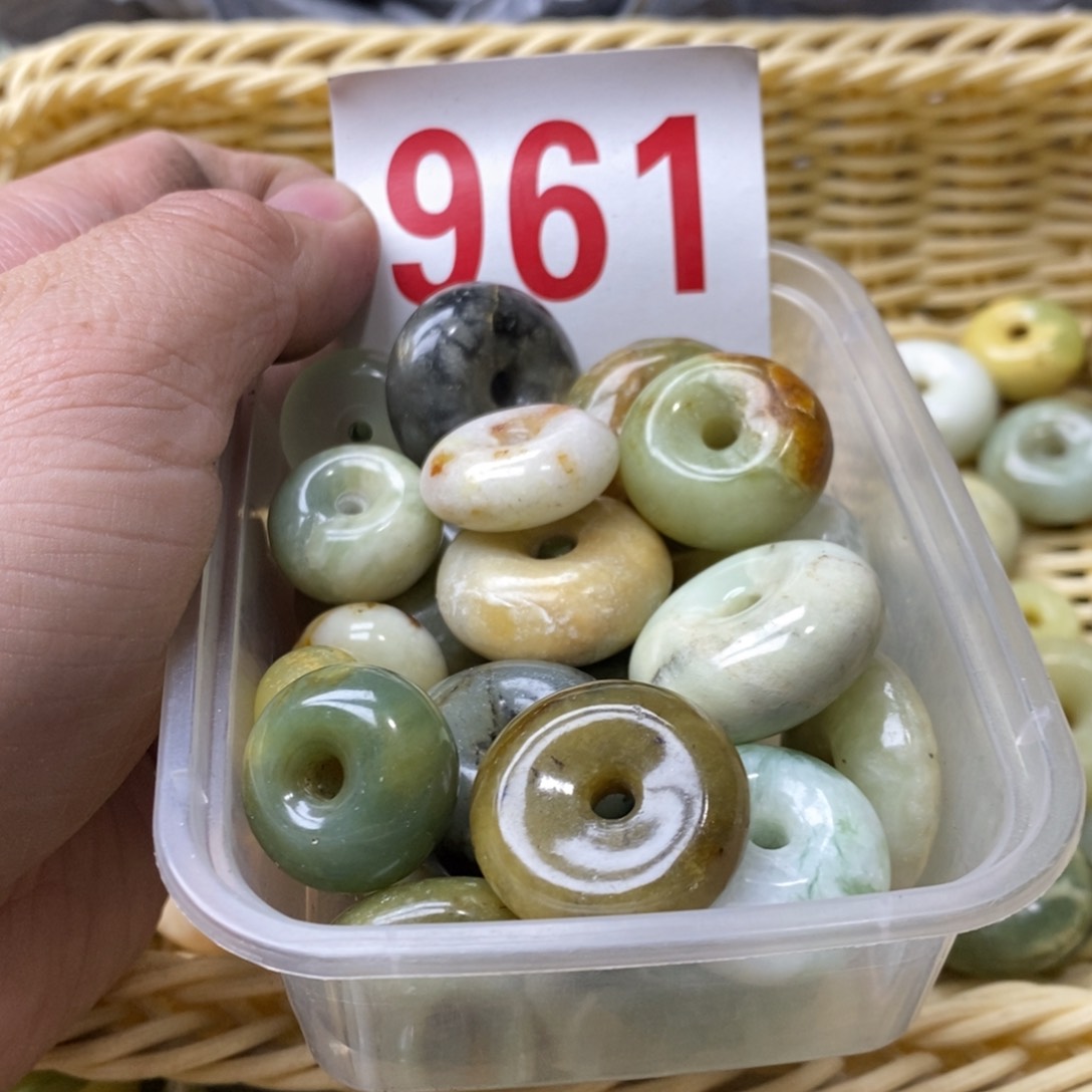 蛇纹石玉挂坠未镶嵌