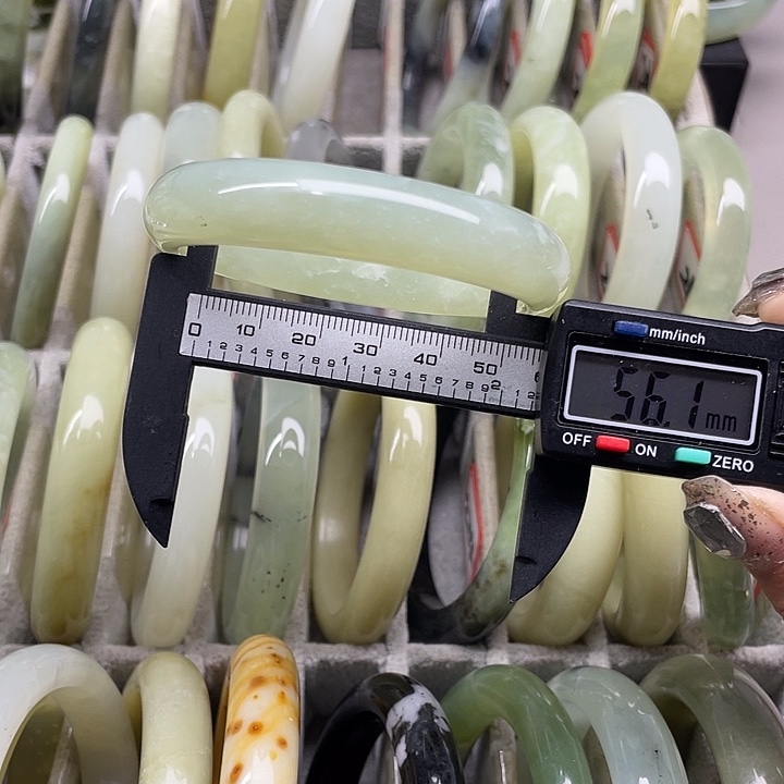 蛇纹石玉未镶嵌手镯205
