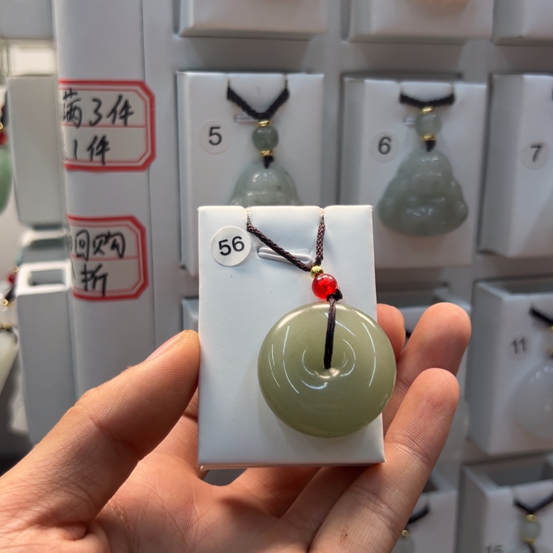 楠***，石英质玉（非洲翠）合金颈饰