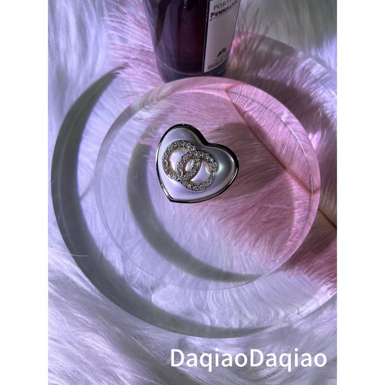 铜合金合成锆石胸针 白桃心简约百搭时尚胸针 00A355