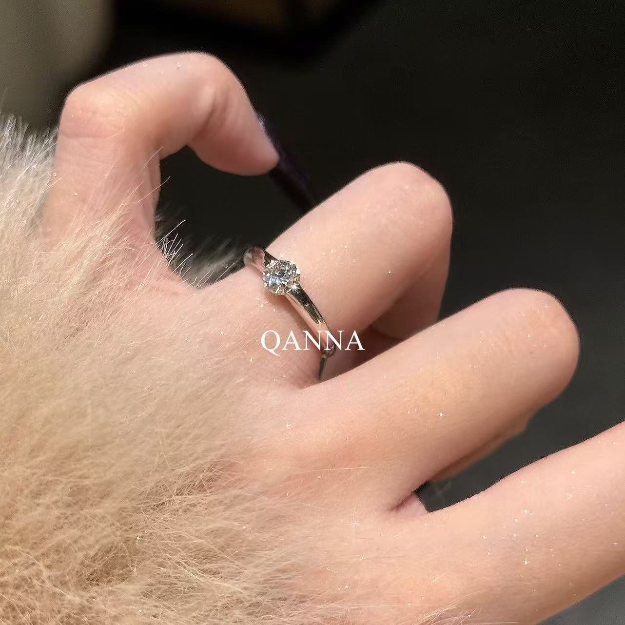 QANNA【1克拉主钻胖胖】【小胖丁】轻奢设计时尚情侣同款钻石戒指AY