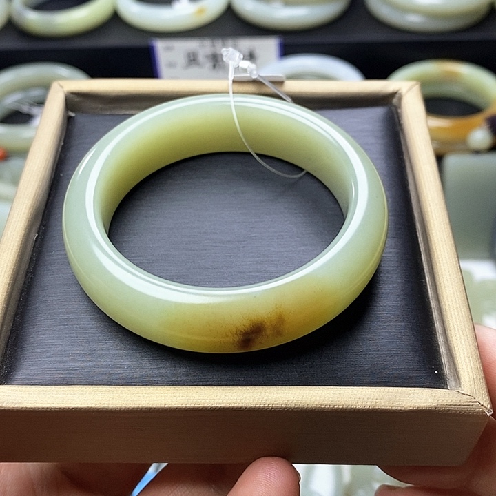 圆***胖和田玉未镶嵌手镯