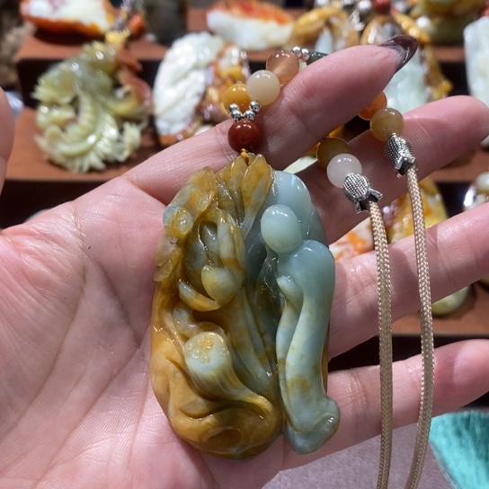 蛇纹石玉未镶嵌颈饰