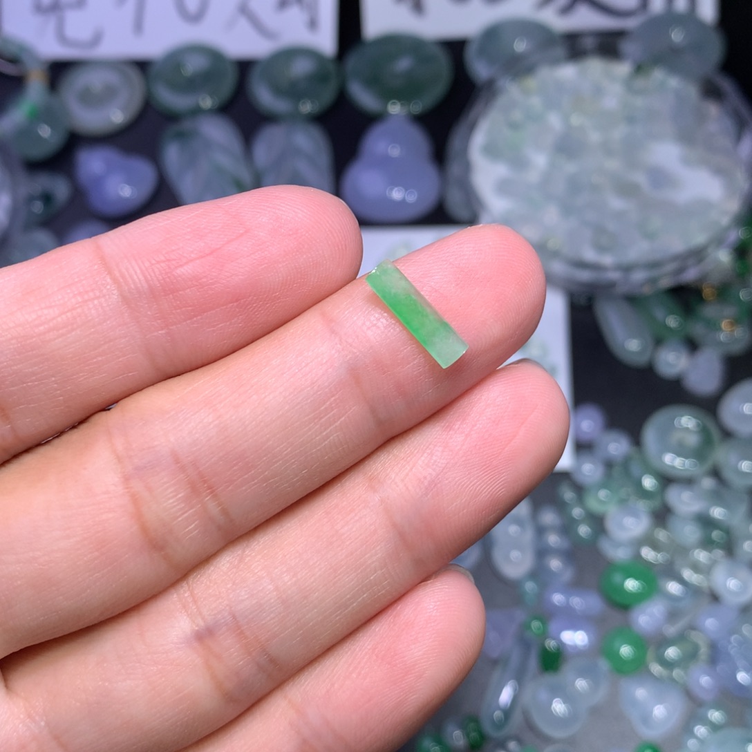 翡翠未镶嵌颈饰柱子