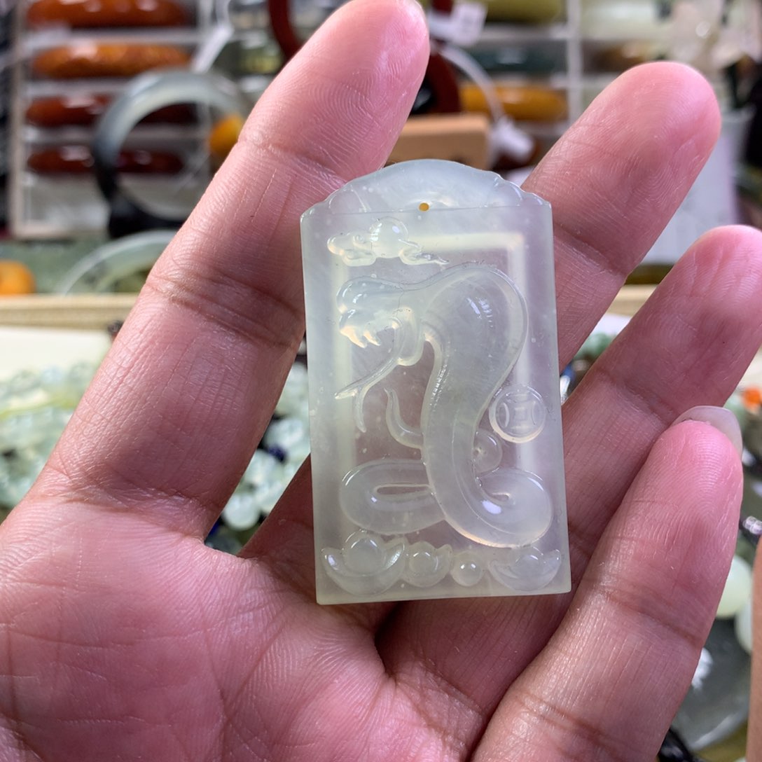 蛇纹石玉颈饰未镶嵌