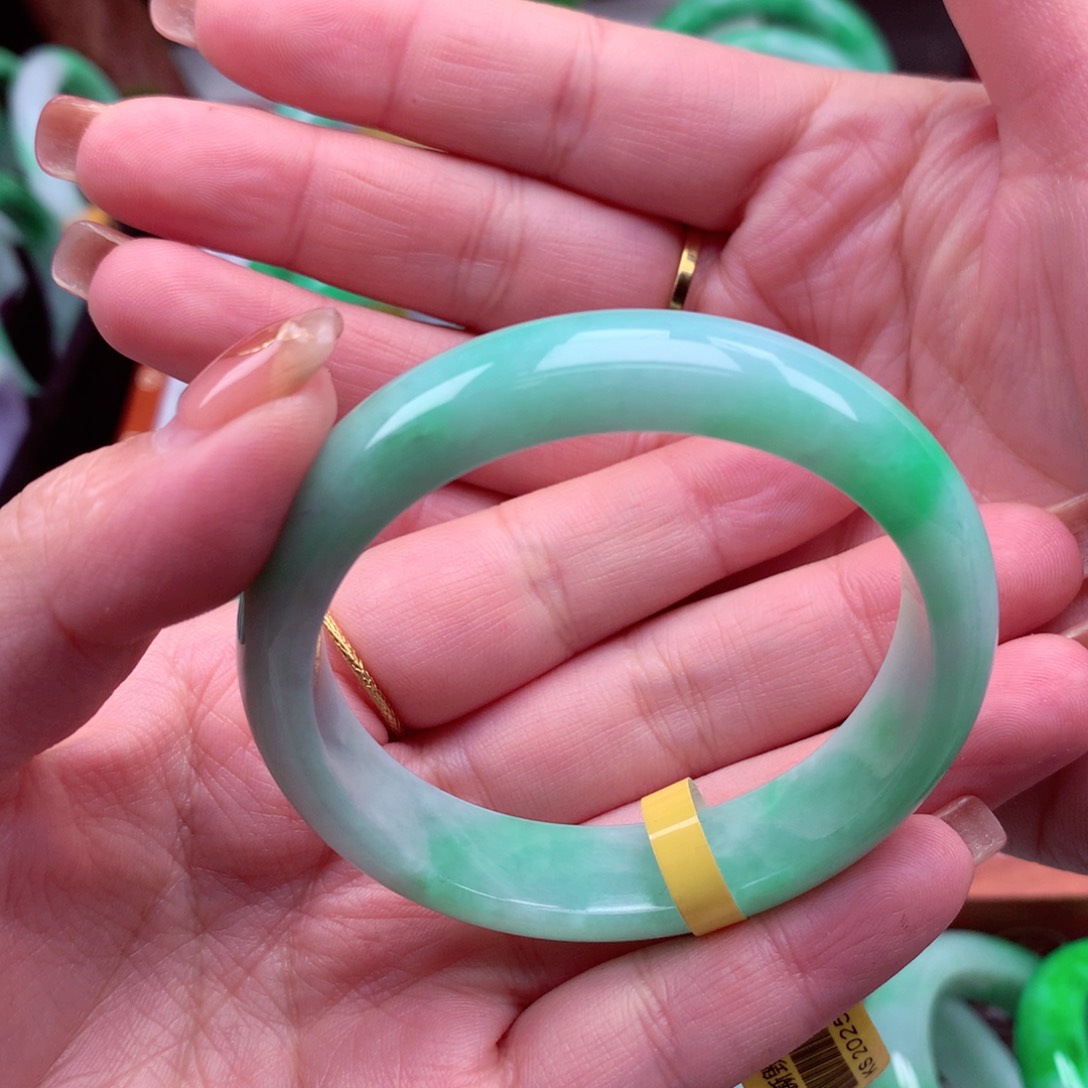 翡翠手镯未镶嵌翡翠